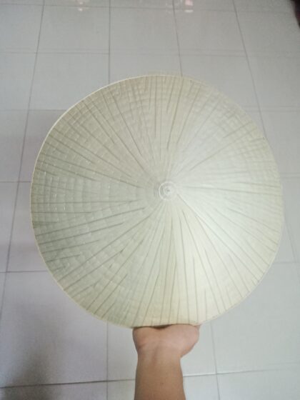 Sản phẩm nón lá thường phù hợp với những khách thích mua đồ sưu tầm phù hợp với giá tiền.